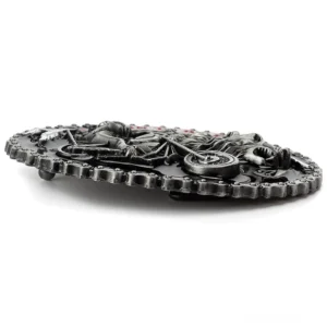 Gothic Gürtelschnalle Seitenansicht mit 3D-Reliefdetail dekorativer Kettenglieder Rand Motorrad Wolf Biker Design