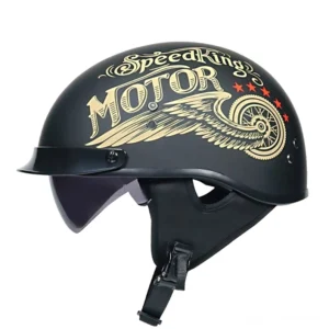 Gothic Half-Face Motorradhelm mit Goldflügel-Akzenten, mattschwarze Oberfläche, Frontal-Studio-Ansicht mit integrierten UV-Schutzbrillen und Schnellverschluss-Kinnriemen