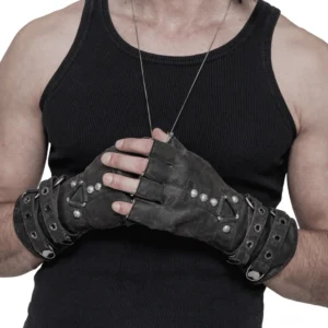 Nahaufnahme Oberkörper mit distressed Lederhandschuhen mehrschichtigen genieteten Handgelenkstraps und Metallhardware-Details