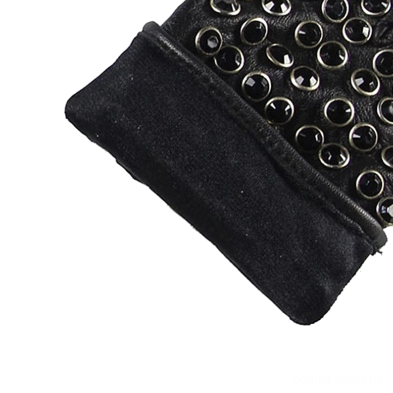 Nahaufnahme Detail schwarzer Gothic-Fingerlose mit Wildleder-Handgelenk-Manschette und runder Metallnietenverzierung, hochwertige Handschuh-Konstruktion