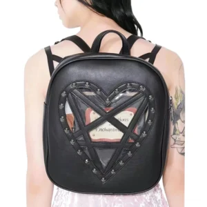 Gothic Heart Rucksack Rückansicht auf Model, zeigt schwarze PU-Leder-Konstruktion, herzförmiges transparentes Pentagram-Fenster und detaillierte Nieten-Arbeit, getragen mit rosafarbenem Kleid