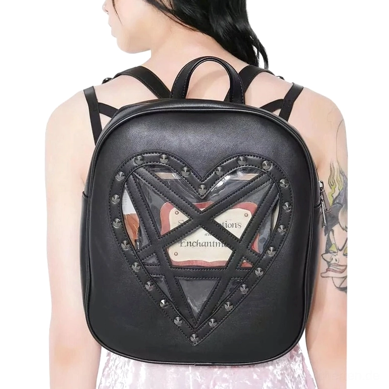 Gothic Heart Rucksack Rückansicht auf Model, zeigt schwarze PU-Leder-Konstruktion, herzförmiges transparentes Pentagram-Fenster und detaillierte Nieten-Arbeit, getragen mit rosafarbenem Kleid