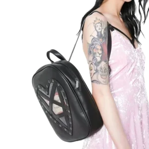 Gothic Heart transparenter Rucksack mit Nieten-Rahmen und Pentagram-Design, über der Schulter getragen von Model mit Arm-Tattoo in rosafarbenem Kleid, Studio-Seitenansicht des schwarzen PU-Leder Daypack