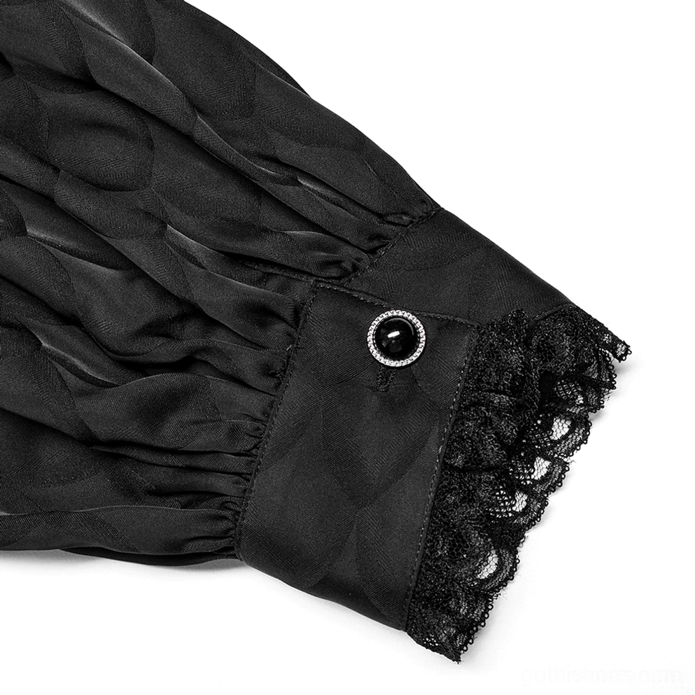 Nahaufnahme Detail schwarzes Gothic Hemd Manschette mit Spitzensaum und dekorativen Edelsteinknoepfen