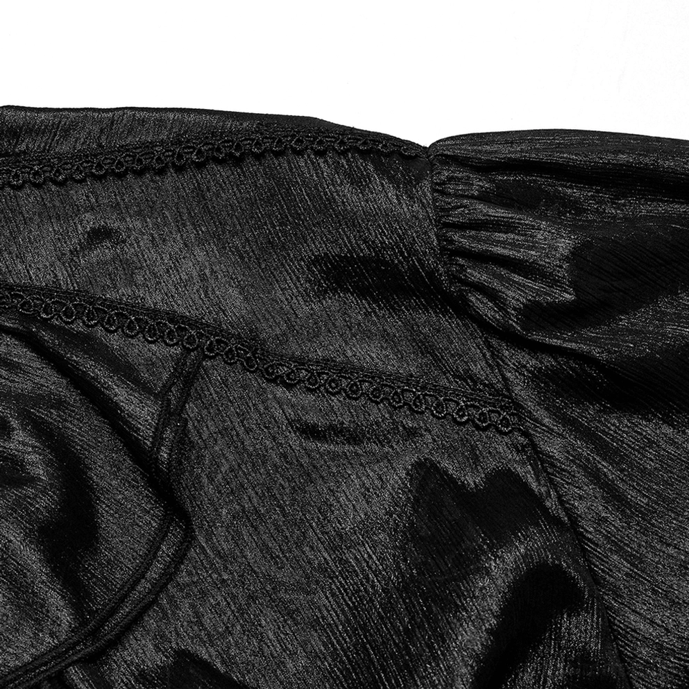 Nahaufnahme Detail des Gothic Hemdes Nahtaufbau und strukturierte schwarze glänzende plissierte Chiffon Stoff mit Raffungsnähte architektonische Konstruktion