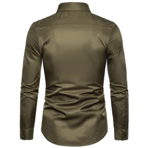 Gothic-Hemd Rückansicht mit luxuriösem Satin-Glanz-Finish und gebogener Saumkante auf dunklem Stoff