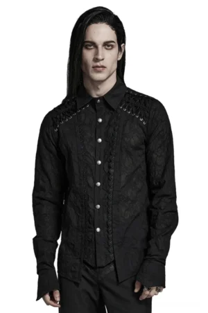 Schwarzes Gothic Hemd mit Spitze und Schulterkordel-Schnürung, Vorderansicht auf Modell zeigend premium schwarze Spitzenstoffe und metallische Nieten-Verzierungen