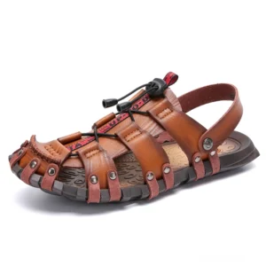Hellbraunes Leder Gothic Strand-Sandalen mit hohler atmungsaktiver Konstruktion und robuster Gummisohle, linke Seitenprofil-Ansicht alternative Mode