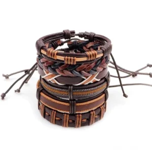 Draufsicht auf 6er Set gotische braune Leder Armbänder mit geflochtenen Seilen gestapelt auf weißem Hintergrund nebeneinander angeordnet Herren Schmuck