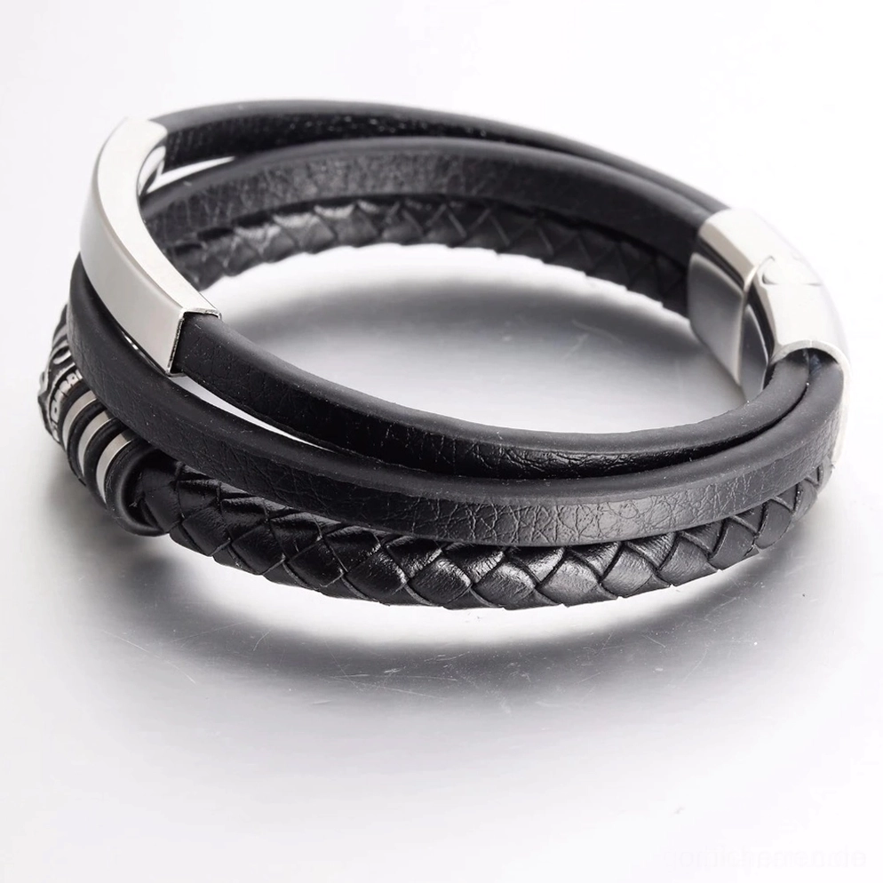 Schwarzes Leder Herren Armband polierte silberne Enden geflochtene Leder Details angewinkelte Perspektive elegant