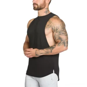 Schwarzes Gothic Muskelshirt für Herren, Ansicht von links, zeigt hochgeschnittene Armausschnitte und athletische Passform mit Baumwollverarbeitung