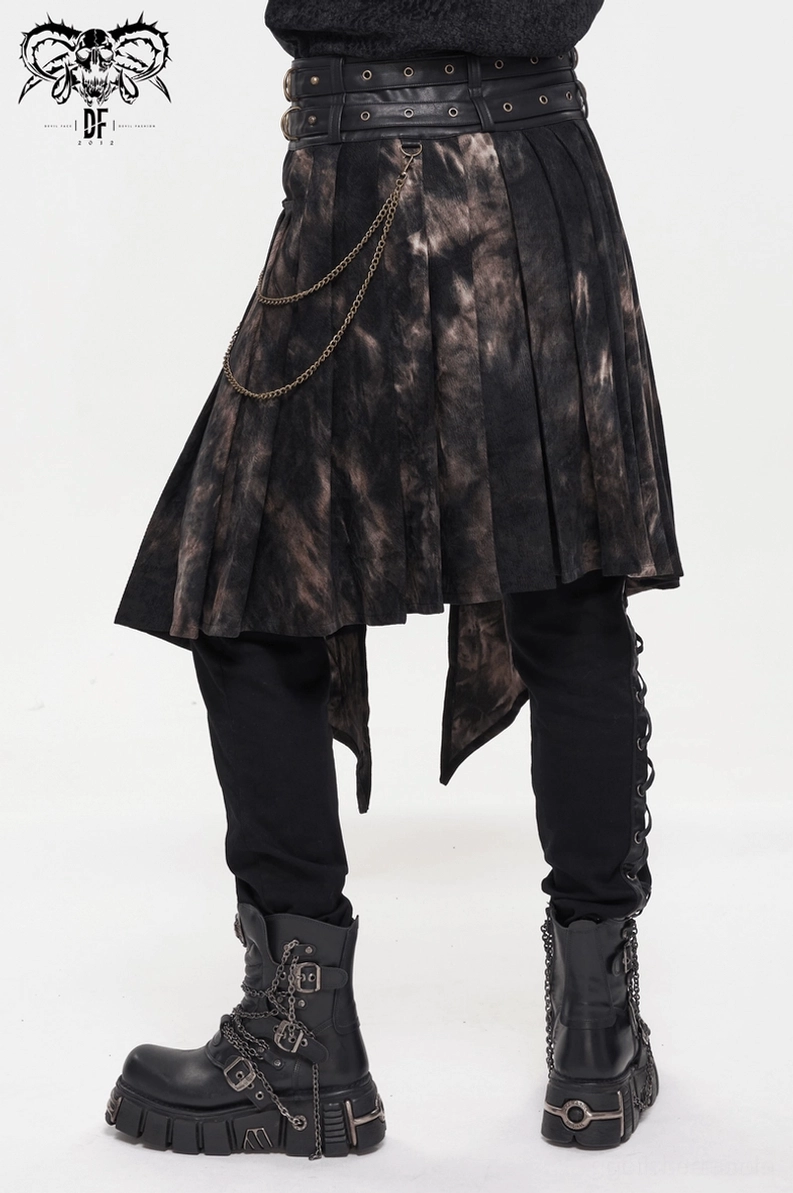Alternative Fashion-Styling – schwarzer Gothic Herrenrock für Männer kombiniert mit schwarzer Tactical-Kleidung und Plattformstiefeln