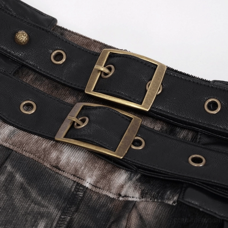 Nahaufnahme der Taillengürtel-Hardware des schwarzen Gothic Herrenrocks – schwarzes Kunstleder mit quadratischen Bronzeschnallen und Metalllöchern