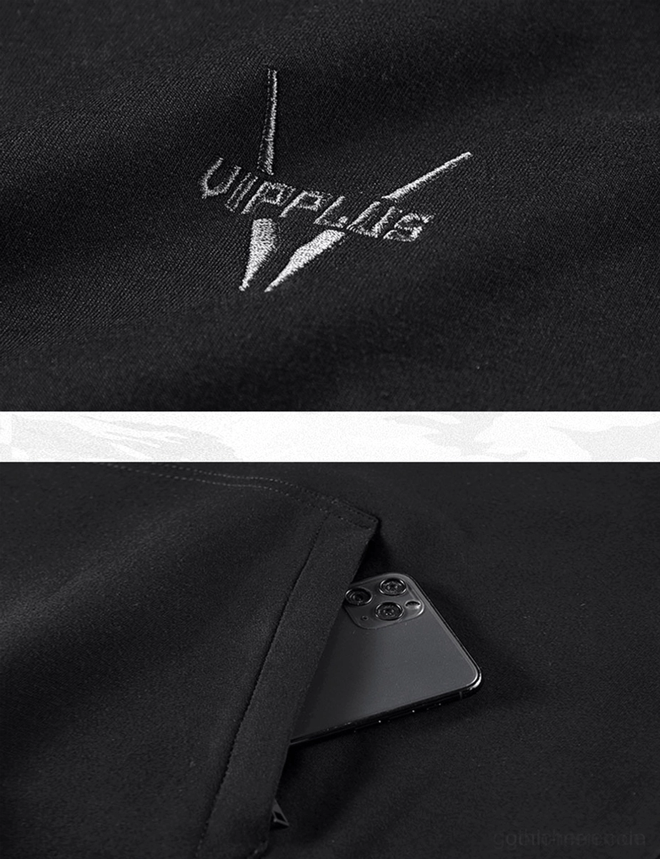Metallisches Stickerei-Logo Detail auf Gothic-Hoodie Brustbereich grauer Thread Nahaufnahme
