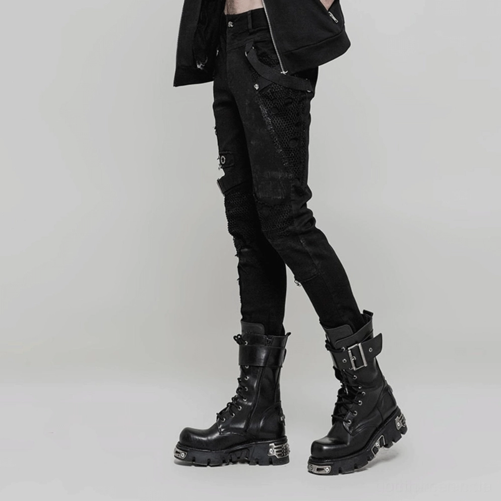 Detailansicht zerrissener Beinabschnitte und Mesh-Stoff-Overlay auf schwarzen Gothic-Denim-Herren-Jeans