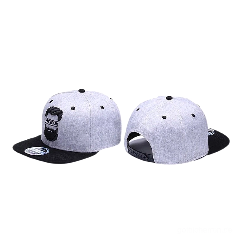 Paar matchender Gothic Snapback Kappen mit gesticktem Bartmotiv, nebeneinander angeordnet, grau-schwarze Farbgebung, Detail der handgestickten Verzierung