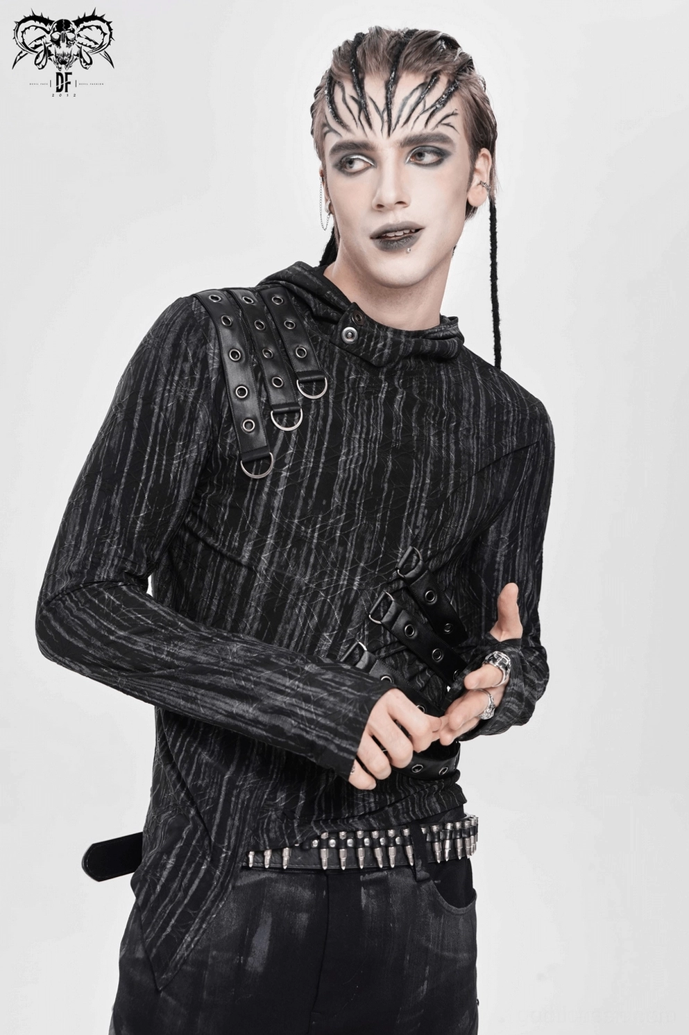 Nahaufnahme der Metallöse und Leder-Riemen-Befestigung auf schwarzem Gothic Cyberpunk Kapuzenpullover mit Premium-Verarbeitung