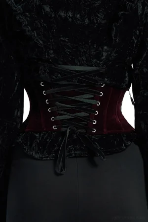 Rückansicht des Bordeauxrot-Samt Gothic Unterbrust-Korsettgürtels mit verstellbarem Ösen-Schnürverschluss und schwarzem Satinband zum Binden