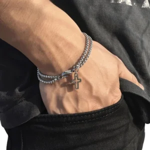 Gothic Doppelketten-Kreuzarmband an männlichem Handgelenk getragen - Titanzstahl gotisches Stil-Schmuck Tragetest Nahaufnahme