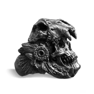 Aged Black Metal Krieger-Totenkopf Ring mit aufwendigen Feder- und Totem-Details, seitliche Profilansicht des Gothic Rings