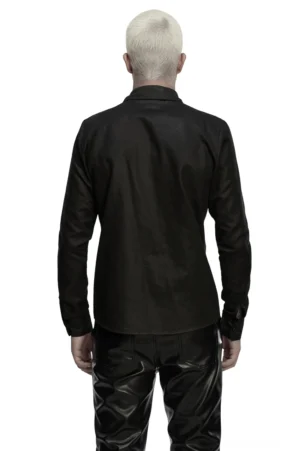 Rückansicht des schwarzen Gothic-Kunstlederhemdes auf männlichem Modell - glattes Rückenpanel, Matt-Wildleder-Finish und taillierte Silhouette