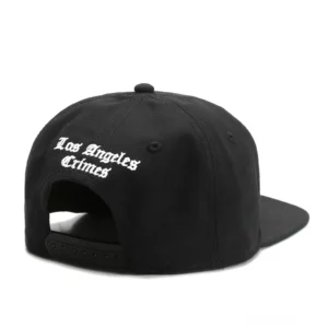 Rückansicht der schwarzen Gothic LA Snapback Cap mit "Los Angeles Crimes" weißer Stickerei und verstellbarem Kunststoff-Snapback-Verschluss – Alternative Fashion Baseball Kappe