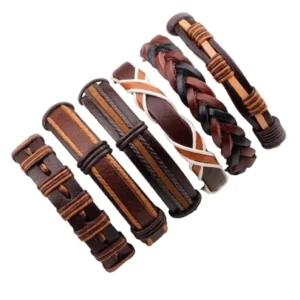 Sortierte gotische braune Leder Armbänder Kollektion Flachlage zeigt gemischte geflochtene und solide Stile mit Kordelzug Verschluss Herren