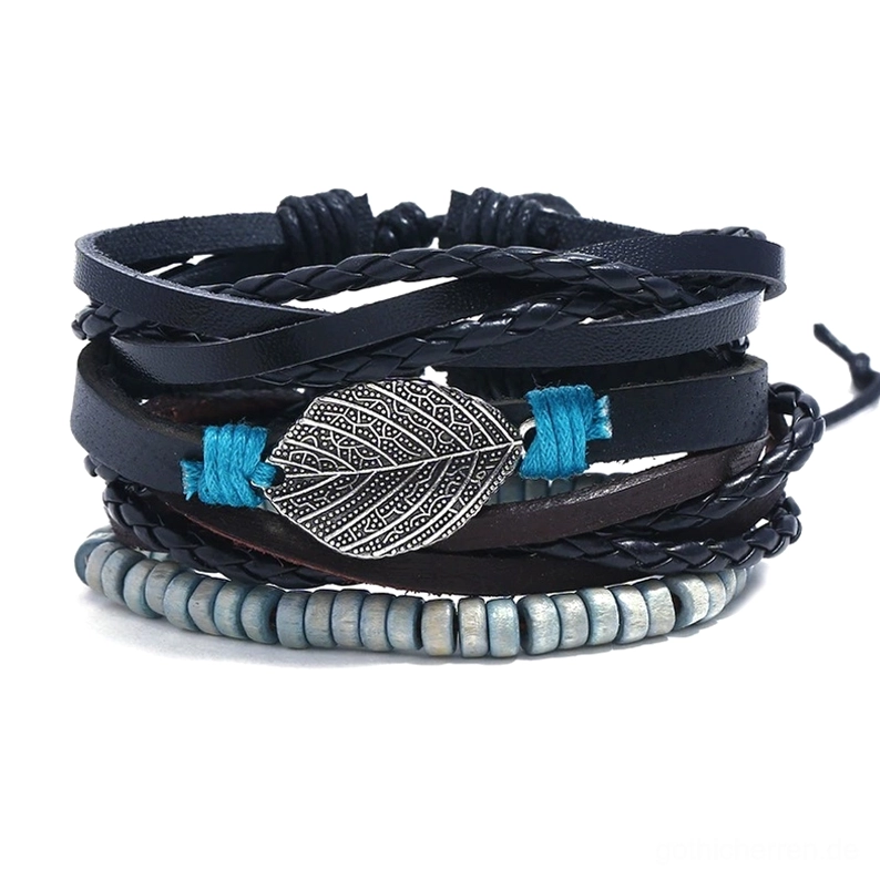 Gothic Leder-Armband Set Flachflachleuchte mit mehrschichtigen Bangles, antik versilberte Federkette, natürliche Holzperlen und türkise Kordel-Akzente auf weißem Studio-Hintergrund