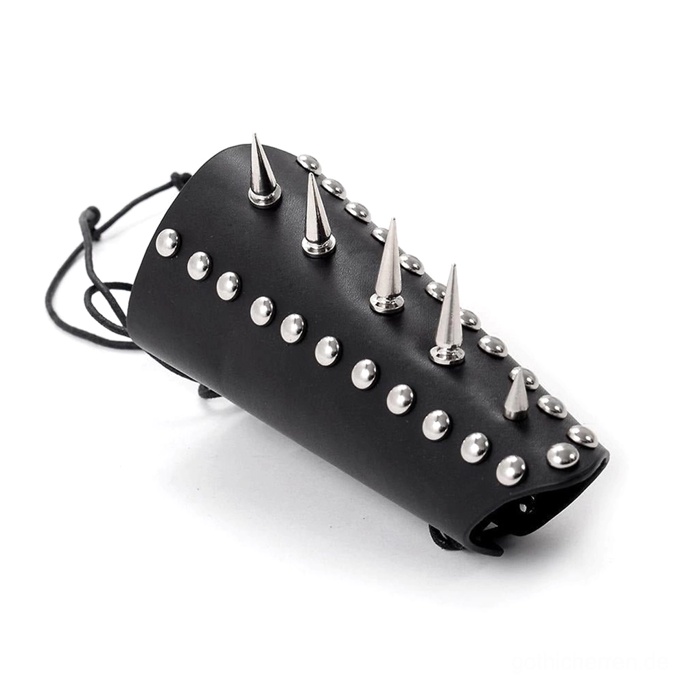 Schwarzes Gothic Leder-Armband mit Spitzennieten und rundlichen Metallfassungen, Dreiviertelperspektive mit detailliertem Spike-Design und Schnürungsverschluss, Wristguard für Alternative Fashion