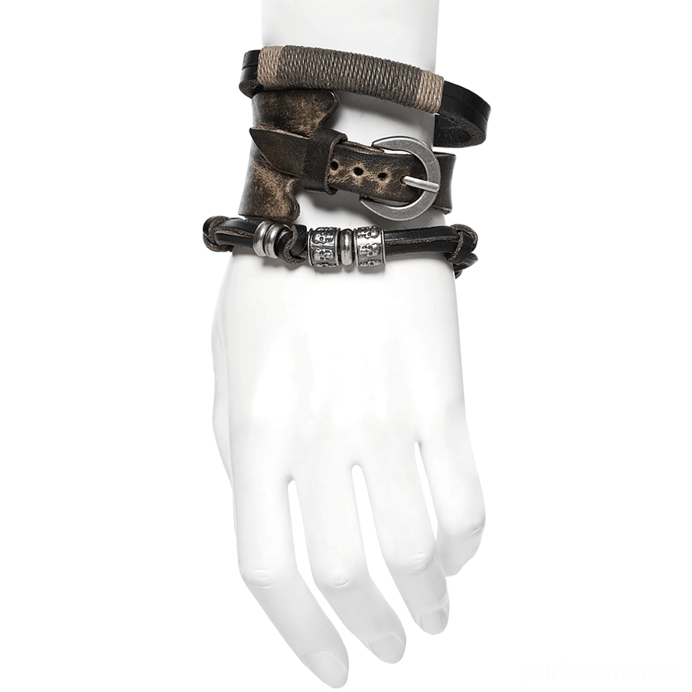 Mannequin Hand trägt gestapelte gothic Punk Leder Armbänder, geschichtete Cuff und Gürtel Riemen Stil mit Vintage Rindsleder und antiken Metallakzenten, Alternative Fashion Armband Set