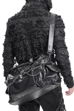 Gothic Leder Handtasche mit Kettenverzierung, Crossbody-Trageweise auf männlichem Goth-Modell, Rückansicht mit verstellbarem Schultergurt