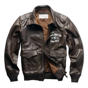 Vorderansicht Gothic Leder Flugerjacke mit gestickertem Brust-Logo, Funktionstasche und verdecktem Reißverschluss in strukturiertem Design