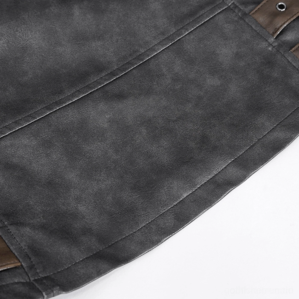 Gothic-Leder-Kutte mit Nieten Frontansicht – strukturierte Passform mit Schulter-Spike-Details, schwarzes Kunstleder, verstellbare Schnallen und dramatische Silhouette