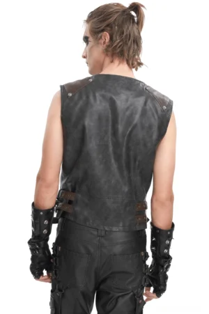 Gothic-Leder-Biker-Kutte Rückansicht – männliches Modell zeigt verstellbare Seitenschnallen, Nieten-Details und strukturierte Rückenpartie der schwarzen Kunstleder-Weste
