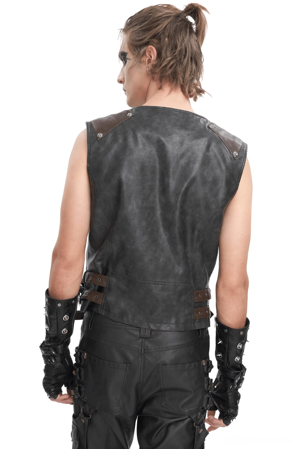 Gothic-Leder-Biker-Kutte Rückansicht – männliches Modell zeigt verstellbare Seitenschnallen, Nieten-Details und strukturierte Rückenpartie der schwarzen Kunstleder-Weste