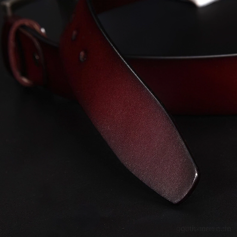 Echter Ledergürtel im gotischen Stil mit matter Silber-Hardware, kombiniert mit dunklen Mode-Accessoires