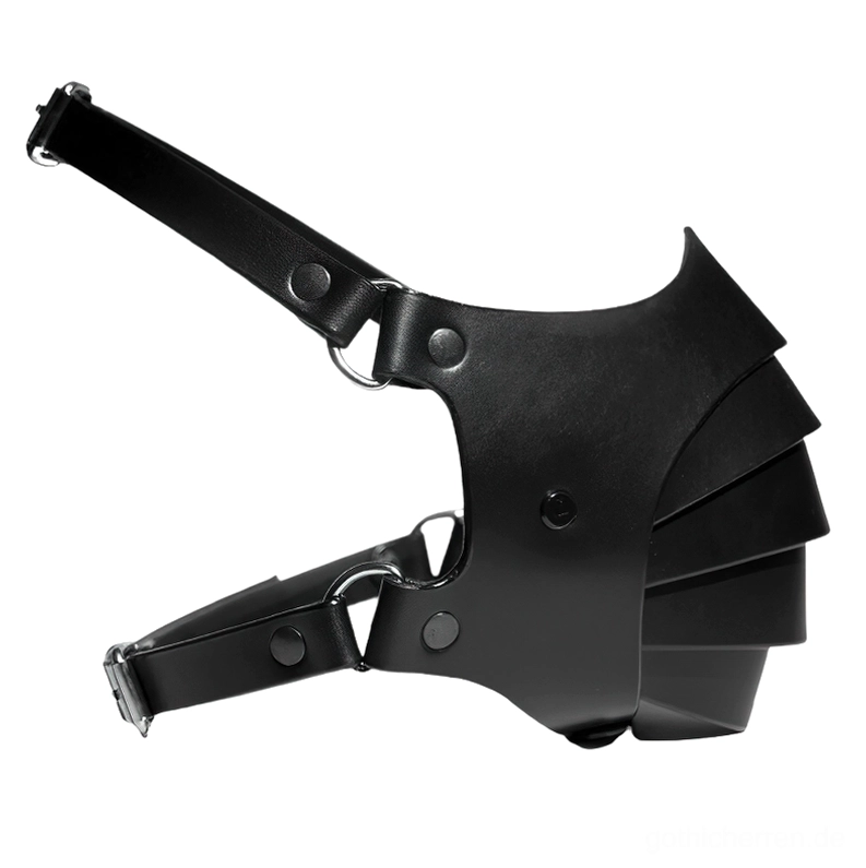 Gothic-Ledermaske Flat-Lay-Ansicht auf weißem Hintergrund, zeigt silberne Schnallen, D-Ring-Verschlüsse, Metallniete und geschichtetes Riemen-Design zur Detailbetrachtung