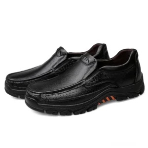 Paar schwarze Gothic Slip-On Loafer mit perforierter Zehenkappe und orange Sohlenakzenten, Frontansicht Dreiviertel-Blick