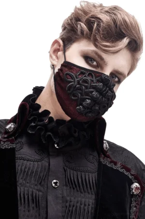 Burgundy bestickte gothic Maske getragen von männlichem Model in formeller Goth-Kleidung mit schwarzem Samt-Rüschenkragen, Dreiviertel-Ansicht