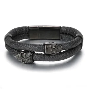 Draufsicht des Gothic-Herren-Leder-Schädel-Armbands mit dualen Schädel-Ornamenten und unsichtbarem magnetischem Verschluss in schwarzem Ton, Magnetarmband-Detail