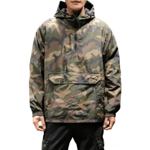 Vorderansicht des Gothic-Military-Kapuzenpullovers mit Half-Zip in Camouflage und Schwarz, verstellbare Kapuze mit Kordel, großzügige Känguru-Vordertasche, männliches Modell tragen
