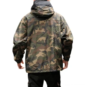 Rückansicht des Gothic-Military-Oversized-Kapuzenpullovers in Camouflage, elastische Abschlüsse am Saum, versteckte Kapuzendetails, männliches Modell tragend