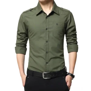 Gothic Military Herrenshirt Armeerot Slim Fit mit einreihigem Knopfverschluss, strukturierten Epauletten und Turn-Down-Kragen, dunkle Alternative Kleidung Vorderansicht