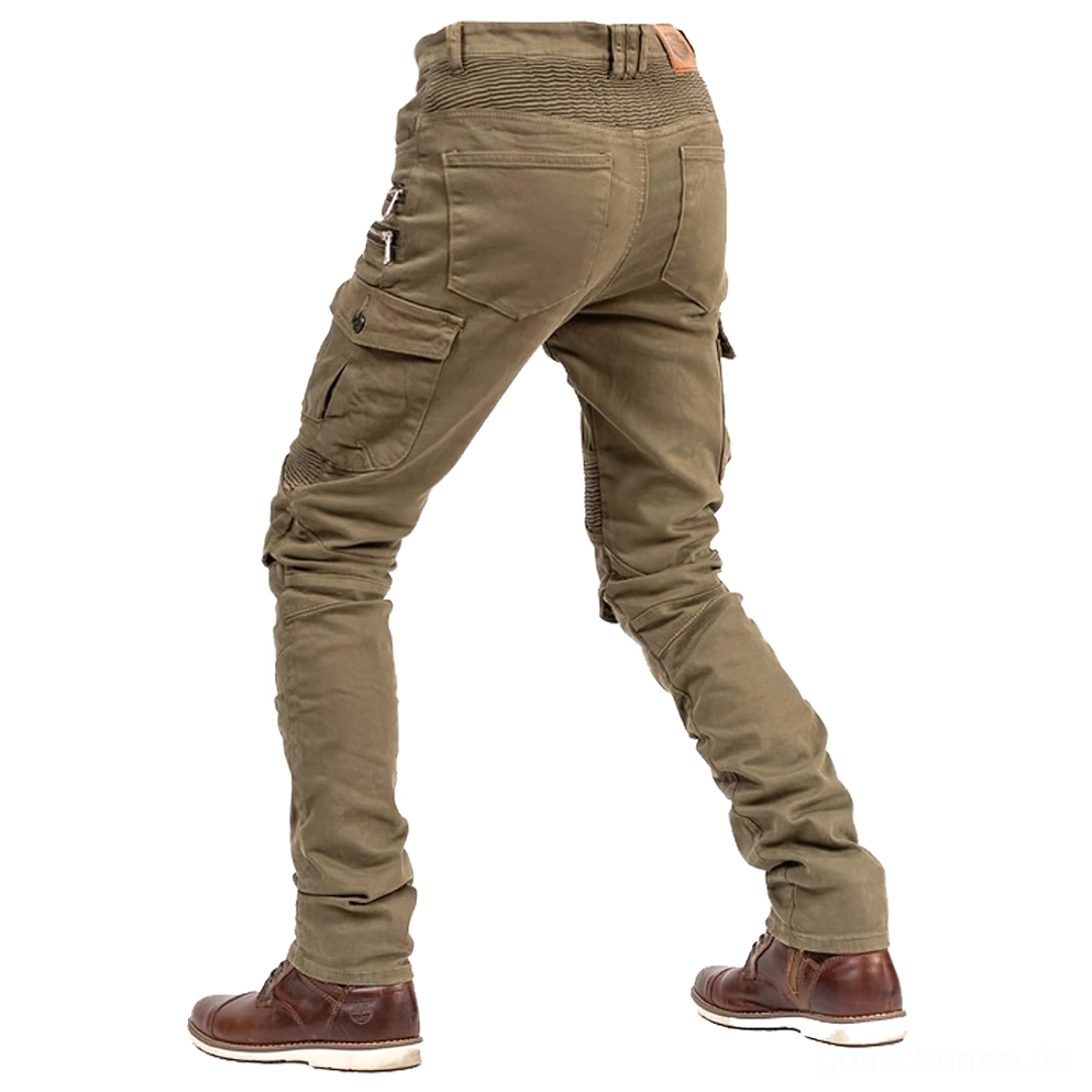 Gothic Motorrad Cargo Hose Vollansicht, gesamte Körpersilhouette mit Slim-Fit-Schnitt und ausgeprägtem Cargo-Design, zeitgenössiche Dark-Aesthetic und funktionales Biker-Styling