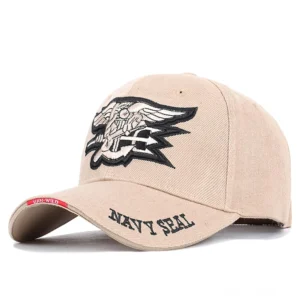 Khaki gotische Navy SEAL Baseball-Kappe mit besticktem Logo und Krempen-Detaillierung, Vorderansicht drei-viertel-perspektive, zeigt subtile Alternative-Ästhetik mit strukturiertem Baumwoll-Twill-Stoff