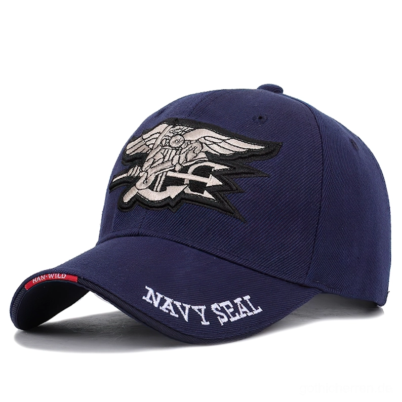 Dunkelblaue gotische Navy SEAL bestickte Baseball-Kappe im Alternative-Fashion-Stil, Vorderansicht drei-viertel-perspektive, zeigt Trident-Logo und Navy SEAL Text mit verstärkter Krempe