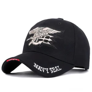 Schwarze bestickte gotische Navy SEAL Baseball-Kappe mit fetter Trident-Eagle-Logo-Stickerei, Vorderansicht auf weißem Studiohintergrund, zeigt klassische gotische Eleganz mit militärischer Ikonografie