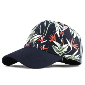 Dunkelnavy Gothic Baseball Cap mit tropischem Blüten-Print in Seitenansicht – Paradiesvogel und Grünwerk Botanik-Design