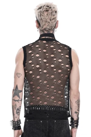 Gothic Distressed Netzhemd Rückansicht - Vollansicht auf Modell zeigt transparentes Hohlraum-Netzgewebedesign und Metallkettenetails