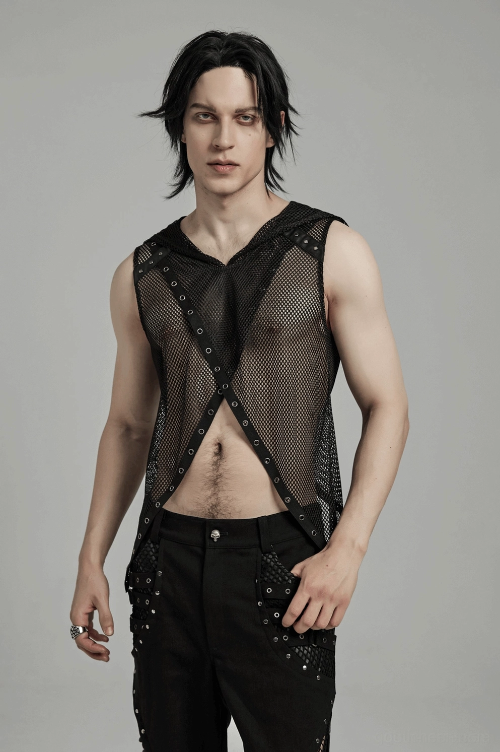 Gothic-Kapuzenweste Netzstoff kombiniert mit Cargo-Hosen und silbernen Kettenanhängern komplettes Outfit Styling Industrial-Goth